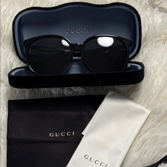 Gucci Black Round Sunglasses - Picture 1 of 6